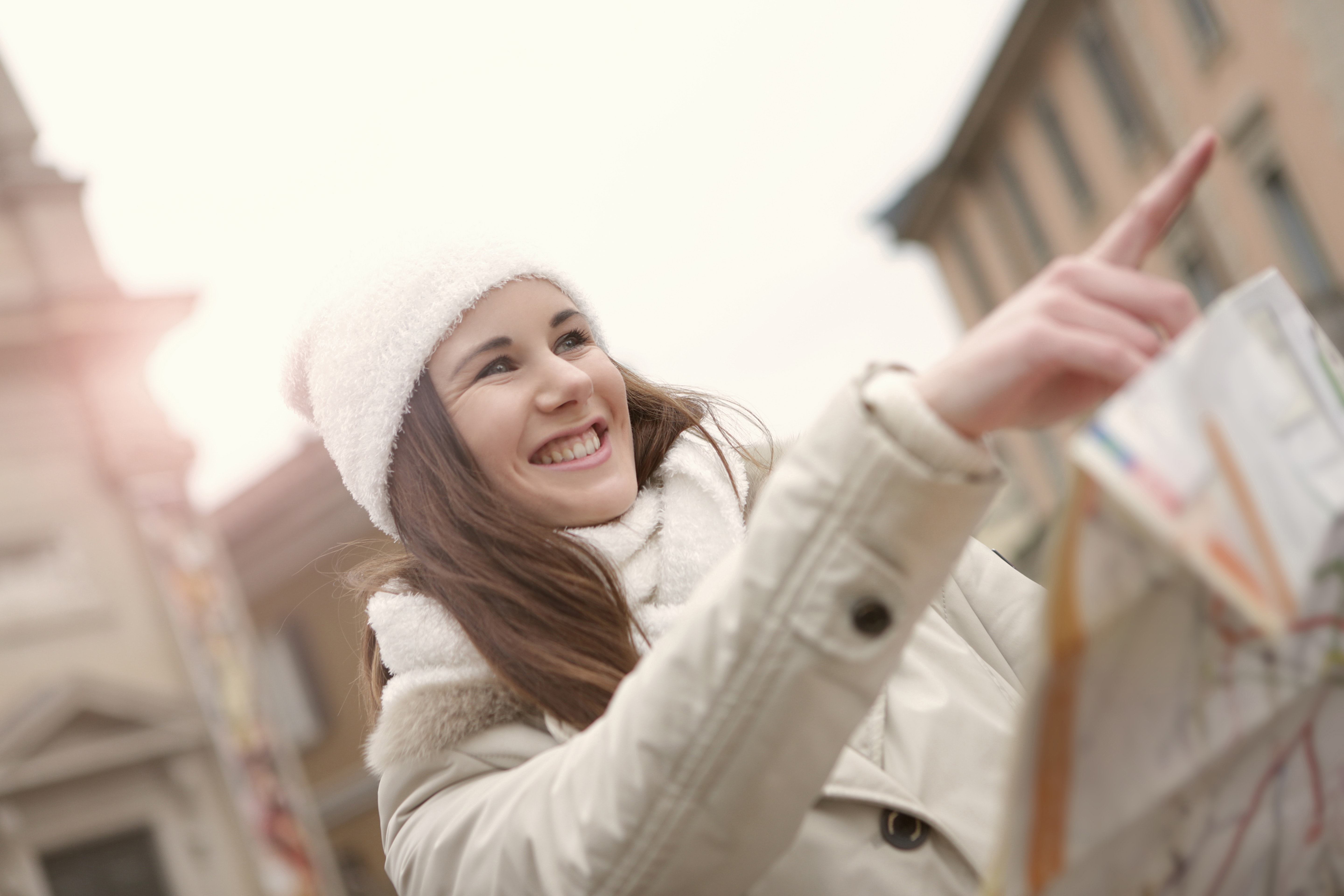 Glückliche Frau mit Karte in der Hand